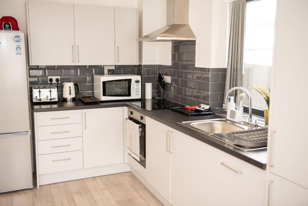 Maisy Lodge - Two Bed Lux Flat - Parking, Netflix, Wifi - Close To Blenheim Palace & Oxford - F2 Kidlington Eksteriør bilde